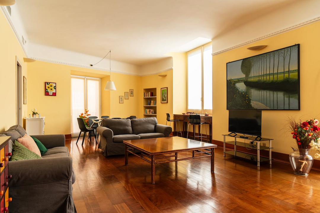 Eleganza Milanese: Residenza di Prestigio nel Cuore della Città